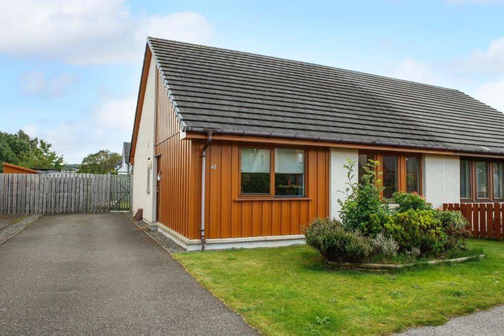 Modern 2 Bedroom Semi Detached House With Own Private Driveway Inverness Exterior photo